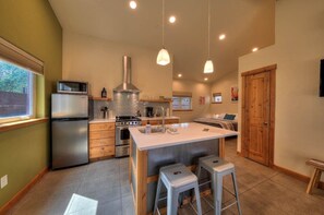 Frigorífico, microondas, horno y placa de cocina