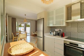 Kühlschrank, Mikrowelle, Ofen, Kochgeschirr/Geschirr/Besteck