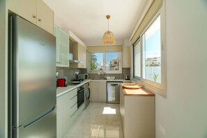 Kühlschrank, Mikrowelle, Ofen, Kochgeschirr/Geschirr/Besteck