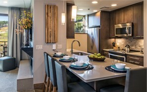 Comedor y isla de cocina 