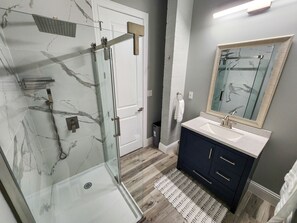 Een douche, een haardroger, handdoeken, zeep