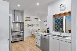 ثلاجة، ميكروويف، فرن، موقد طهي مسطح