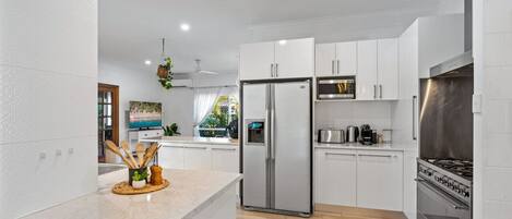 Refrigerador, microondas, horno, placa de cocina