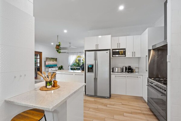 Jääkaappi, mikroaaltouuni, uuni, liesi