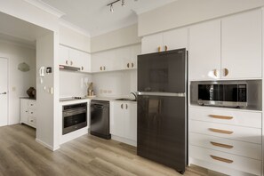 Frigorífico, microondas, horno y placa de cocina