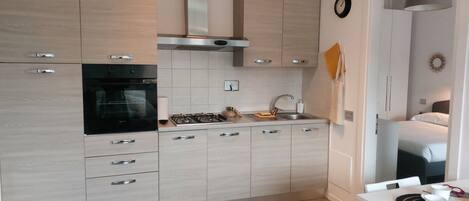 Réfrigérateur, four, plaque de cuisson, cafetière/bouilloire