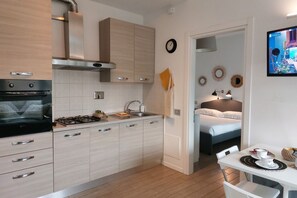 Fridge, oven, stovetop, coffee/tea maker - Florence San Donato Apartment with parking (Firenze)