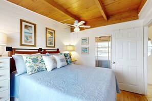 2 bedrooms, iron/ironing board, Internet, bed sheets - Canal-front condo with private docks, heated pool, private beach access, BBQ (Englewood)