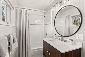 Hair dryer, towels, soap, shampoo - Downtown Evergreen & 10miles to Red Rocks Amphitheatre
 equipped for long stays (Evergreen)