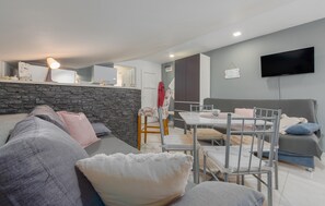 Smart TV - Cozy apartment in Cesarica with kitchen (Cesarica)