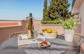 Outdoor dining - Cozy apartment in Cesarica with kitchen (Cesarica)