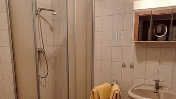 Haartrockner, Handtücher, Seife, Shampoo