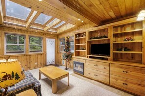 TV, fireplace, offices - Tranquil Stream Cabin; quaint Estes Park cabin! (Glen Haven)