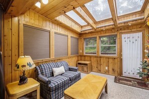 Televisor, llar de foc i oficines 