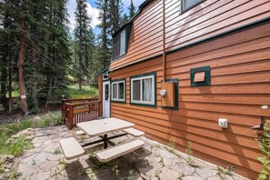 Outdoor dining - Tranquil Stream Cabin; quaint Estes Park cabin! (Glen Haven)