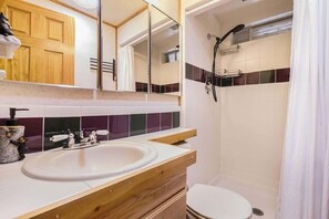 Hair dryer, towels - Tranquil Stream Cabin; quaint Estes Park cabin! (Glen Haven)