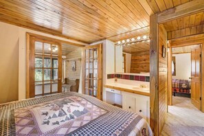 3 bedrooms, desk, iron/ironing board, free WiFi - Tranquil Stream Cabin; quaint Estes Park cabin! (Glen Haven)