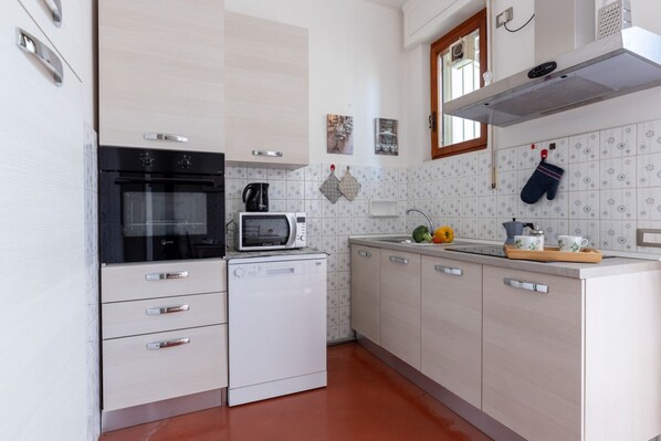 Microondas, horno y placa de cocina