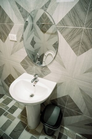 Standard Single Room | Bathroom | Shower, hydromassage showerhead, free toiletries, slippers