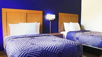 Basic Room, 2 Double Beds, Non-Smoking, Exterior Entry | Espacio para trabajar con laptop, wifi gratis y ropa de cama