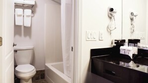 Basic Room, 2 Double Beds, Non-Smoking, Exterior Entry | 욕실