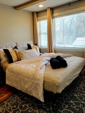 7 habitaciones, escritorio y tabla de planchar con plancha 