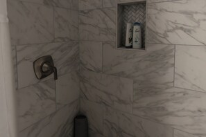 Dusche, Whirlpool, Haartrockner, Handtücher
