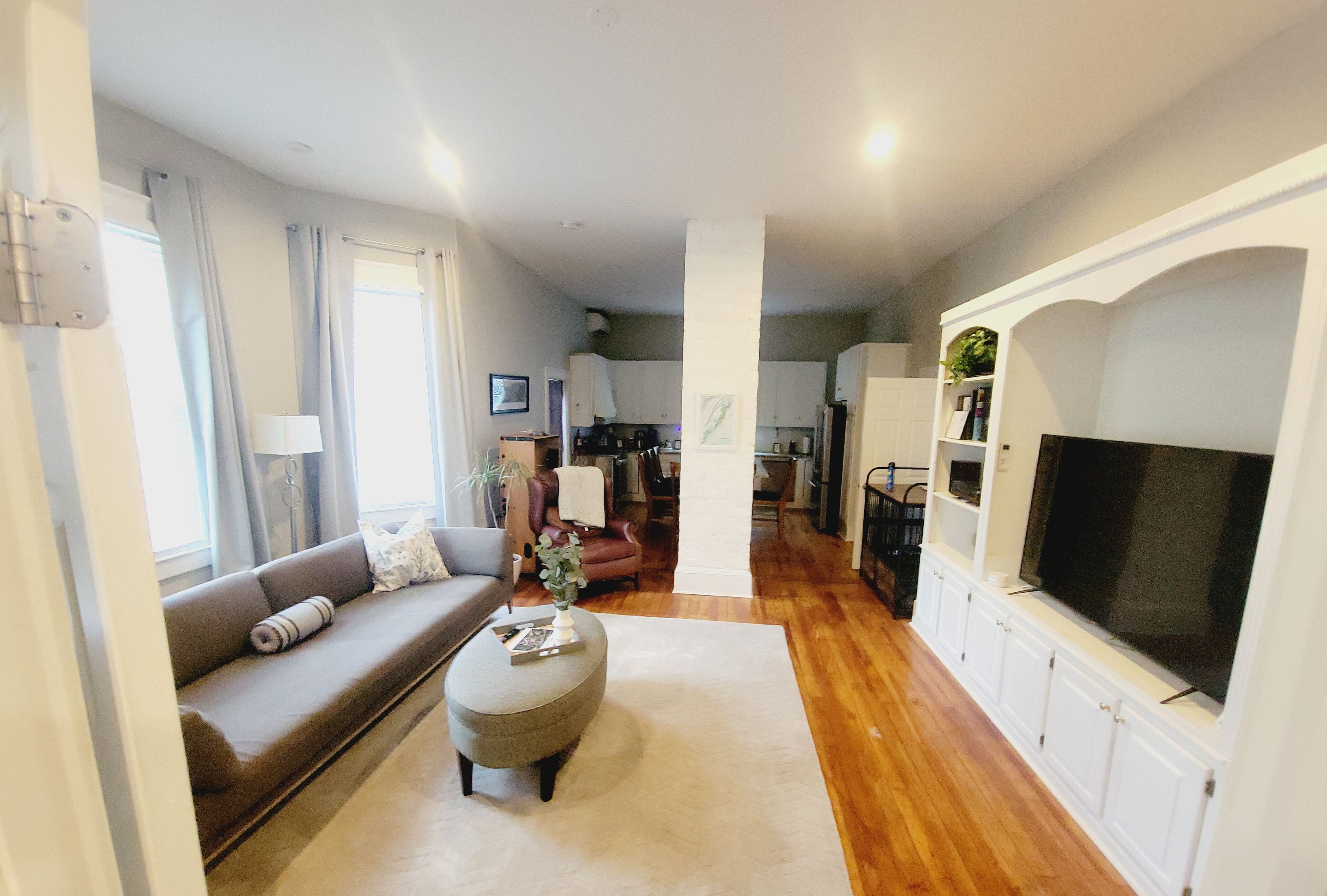 智能电视、壁炉、桌上足球、书