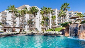 3 piscinas al aire libre, cabañas de piscina gratuitas, sombrillas