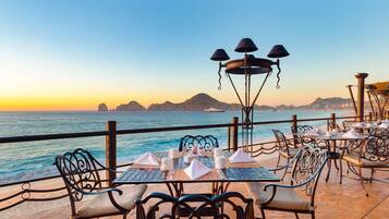 En la playa, camas de playa gratuitas, camastros y sombrillas