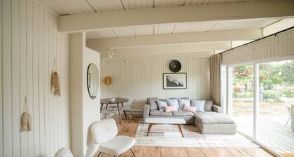 New! Cutest Cottage on the Oregon Coast + Hot Tub + Steps to the Beach!