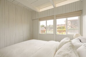 3 bedrooms, free WiFi, bed sheets - New! Cutest Cottage on the Oregon Coast + Hot Tub + Steps to the Beach!
(Neskowin)