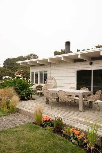 New! Cutest Cottage on the Oregon Coast + Hot Tub + Steps to the Beach!
