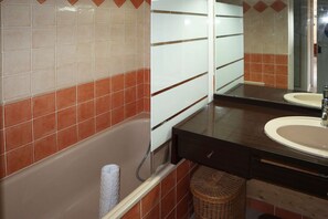 Unclassified image, 5 of 7, button - 4-person studio cabin with slope view (LES ORRES 1650)