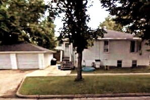 Exterior - Hot Tub 5 beds Great Location! (Moorhead)