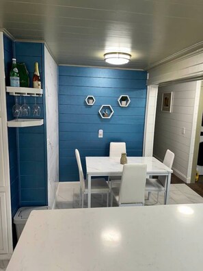 Dining - Hot Tub 5 beds Great Location! (Moorhead)