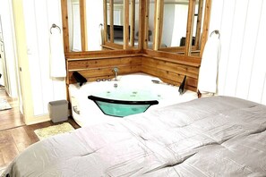 3 bedrooms, desk, iron/ironing board, travel cot - Hot Tub 5 beds Great Location! (Moorhead)