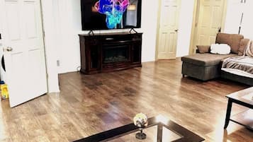 Televisión y chimenea