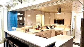 雪櫃、微波爐、焗爐、爐具