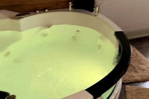 Indoor spa tub - Hot Tub 5 beds Great Location! (Moorhead)