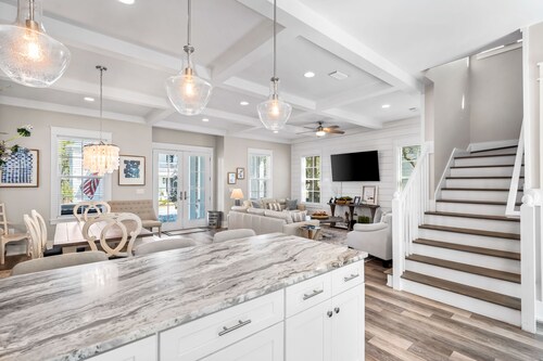 30A Gated Community ☀️ Golf Cart | 4 Bikes | *Heated & Chilled Pool ☀️ Beach Equipment