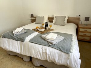 4 bedrooms, iron/ironing board, free WiFi, bed sheets