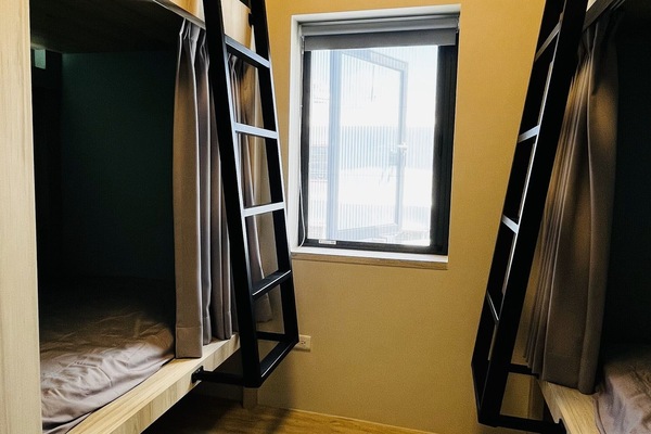 Habitación cuádruple Confort, dormitorio mixto, junto a la playa | Escritorio, espacio para trabajar con un portátil, ropa de cama