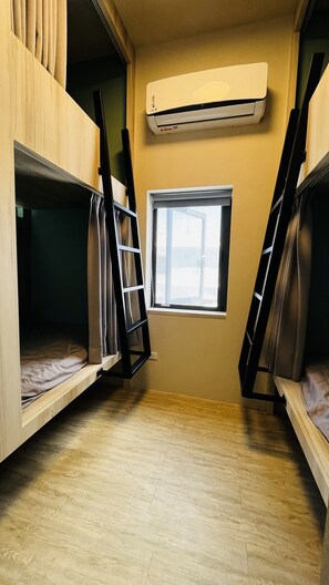 Habitación cuádruple Confort, dormitorio mixto, junto a la playa | Escritorio, espacio para trabajar con un portátil, ropa de cama