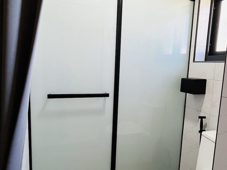 Escritorio, espacio para trabajar con laptop y ropa de cama