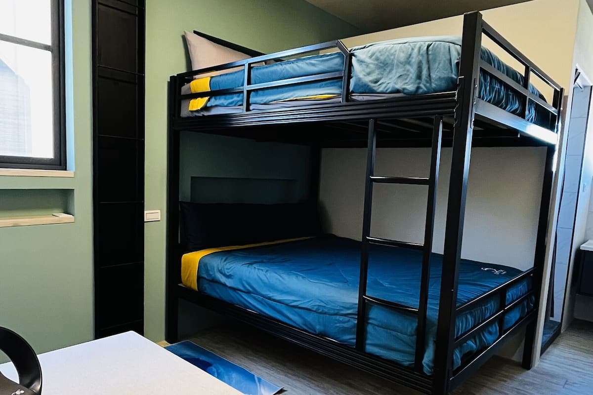 Escritorio, espacio para trabajar con laptop y ropa de cama