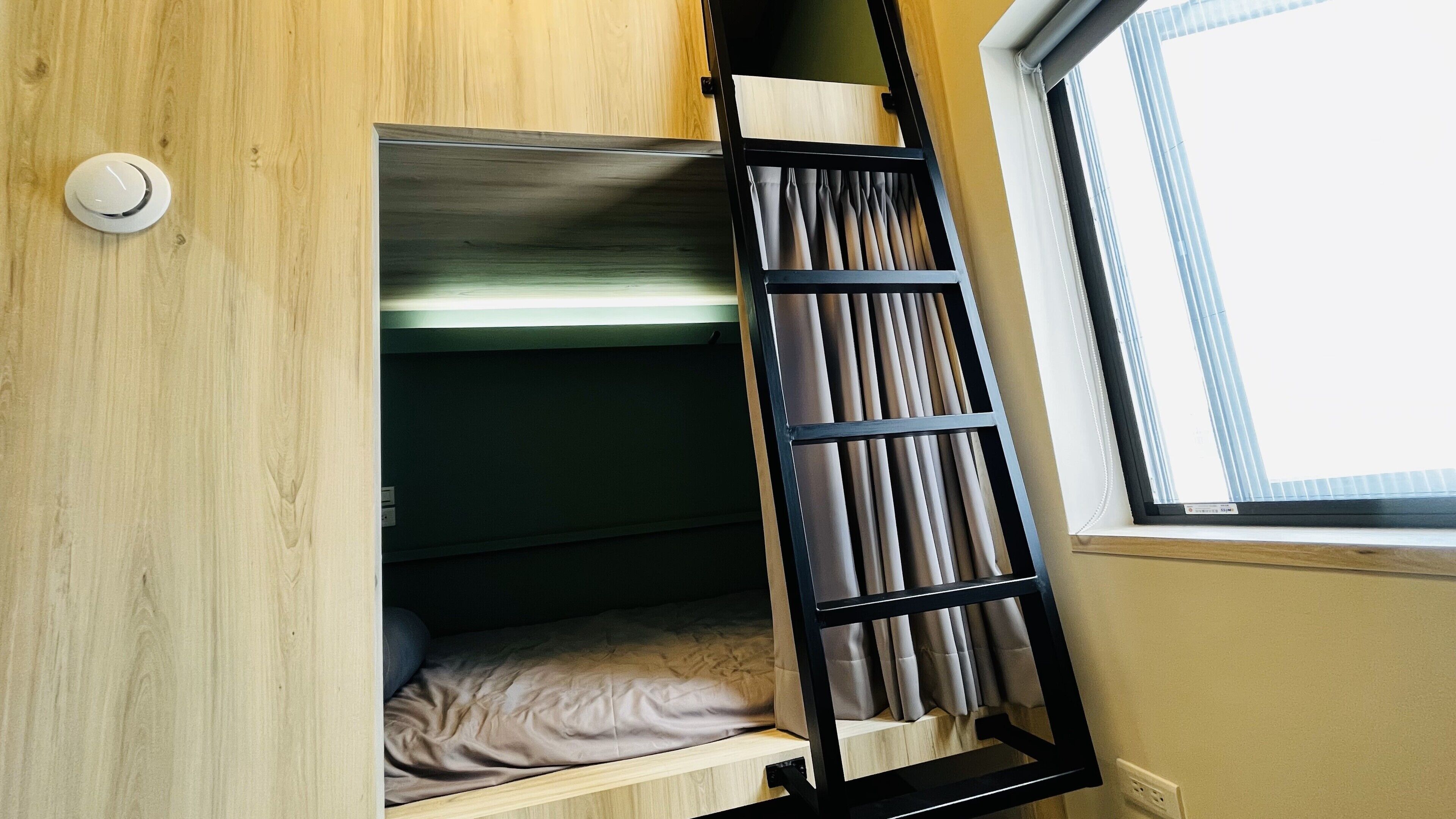 Habitación cuádruple Confort, dormitorio mixto, junto a la playa | Escritorio, espacio para trabajar con un portátil, ropa de cama