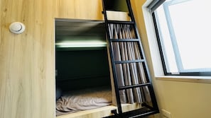 Neljän hengen comfort-huone, sekamajoitus, rannalla | Työpöytä, kannettavalle tietokoneelle sopiva työtila, vuodevaatteet