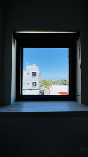 Comfort-huone, 1 makuuhuone, osittainen valtamerinäköala, meren rannalla | Työpöytä, kannettavalle tietokoneelle sopiva työtila, vuodevaatteet