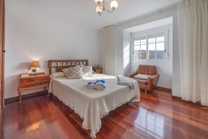 5 bedrooms, iron/ironing board, bed sheets - A Casa Dos Cregos (Ourense)